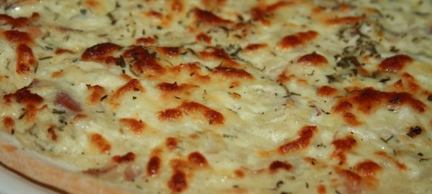 Пицца Бьянка с беконом и морепродуктами