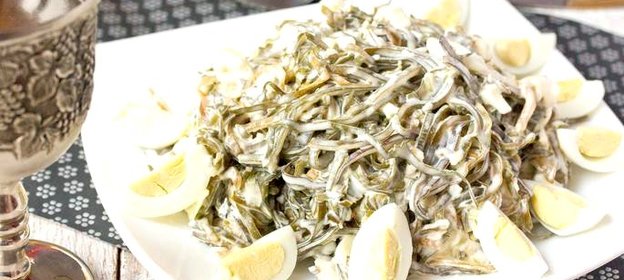 Салат с морской капустой перепелиными яйцами и отварной рыбой