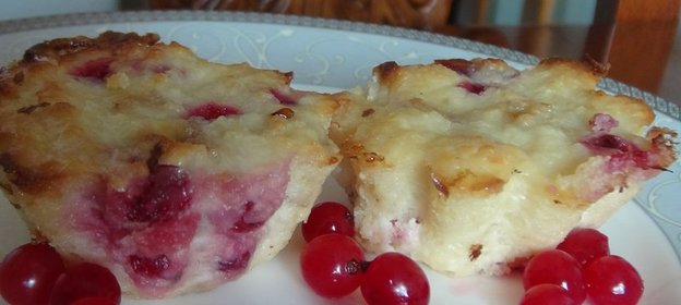 Пшённо-творожная запеканка с фруктами и красной смородиной