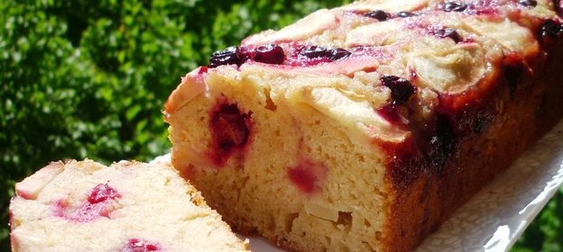 Ленивый яблочно-ягодный кекс