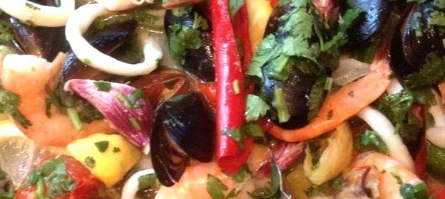 Морские гады с овощами и фруктами