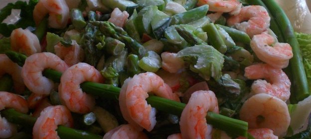 Крабовый салат с креветками и овощами Морская свежесть