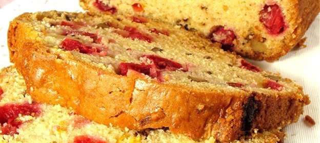 Быстрый кукурузный хлеб с клюквой и орехами