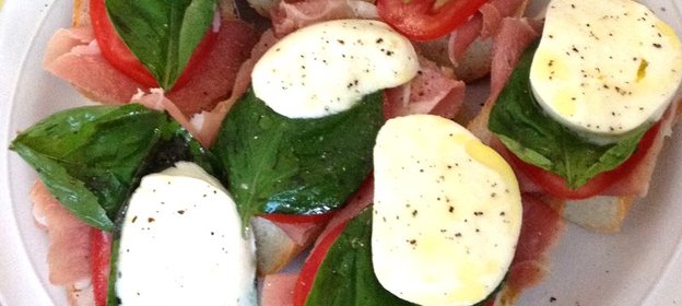 Моцарелла с томатом и базиликом на французком багете