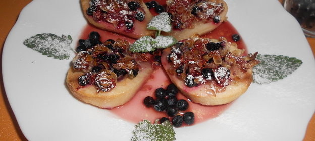 Медовые груши с рисовыми хлопьями и ягодами