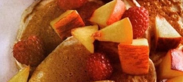 Оладьи из цельнозерновой муки с фруктовым салатом