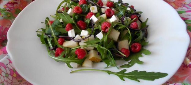 Салат с малиной, грушей, сыром фета и рукколой