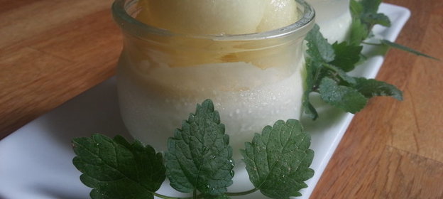Десерт из мятных сливок с белым шоколадом и дыни