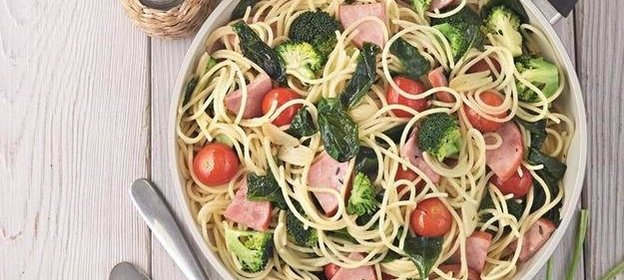 Спагетти с ветчиной и брокколи