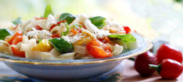 Спагетти с помидорами и моцареллой