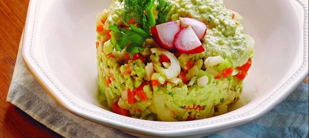 Молодые свежие овощи с соусом из авокадо