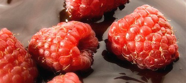 Горячий шоколад с малиной и взбитыми сливками