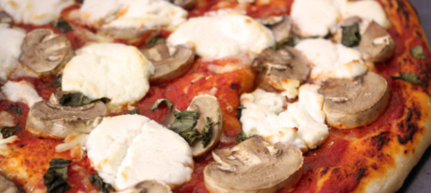 Пицца с грибами и козьим сыром