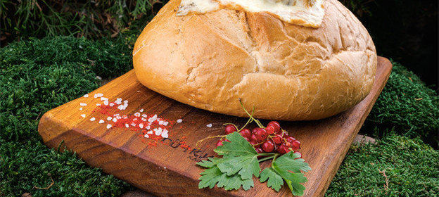 Заячьи почки томленные с тмином и барбарисом в круглом хлебе