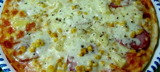 Пицца с ветчиной, кукурузой и ананасами