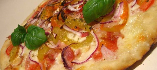 пицца с печеным перцем,беконом и пармезаном