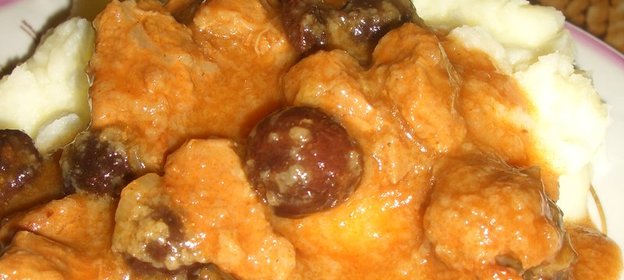 Говядина с изюмом в хлебном соусе