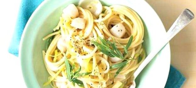 Спагетти с морскими гребешками, луком и эстрагоном