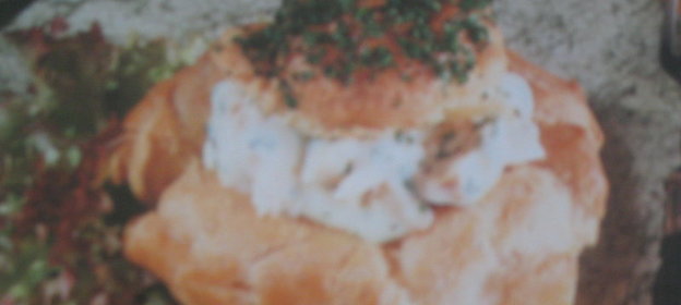 Заварные булочки с курицей в соусе