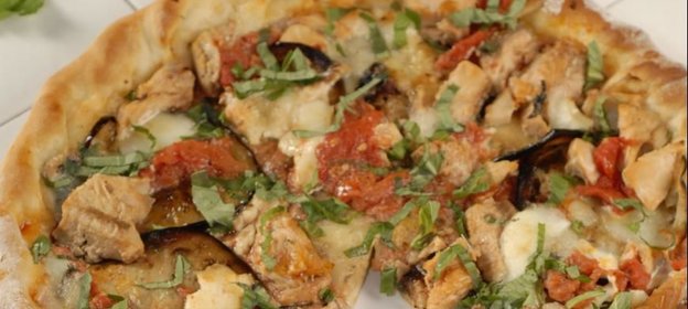 Пицца с баклажанами и лососем