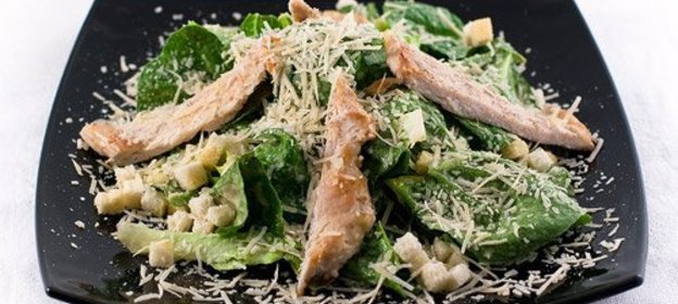 Салат Цезарь с соусом песто