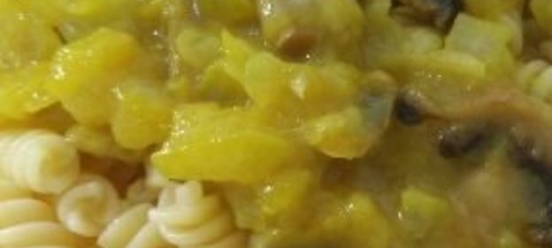 Макароны с луковым соусом и грибами