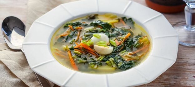 Щи зеленые с яйцом на мясном бульоне