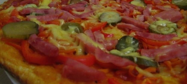 Пицца с морковкой по-корейски, соленым огурцом и ветчиной