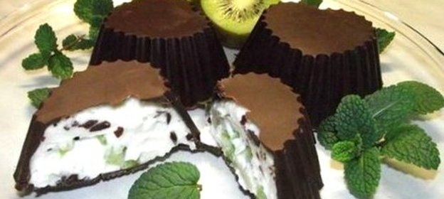 Творог в шоколаде с фруктами