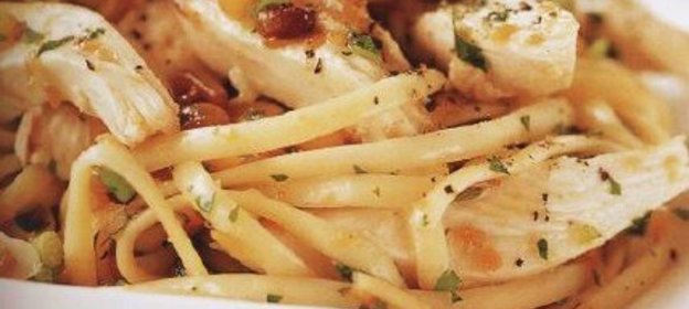 Паста с курицей, орешками и лимоном