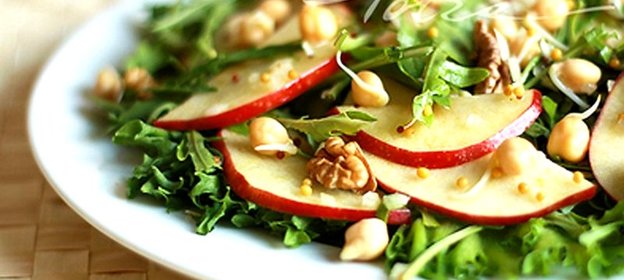 Салат фруктово-ореховый с проростками нута