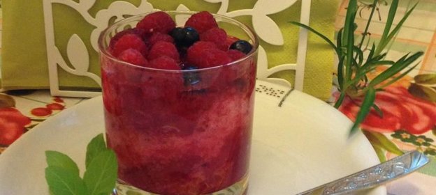 Желейный десерт из красной смородины