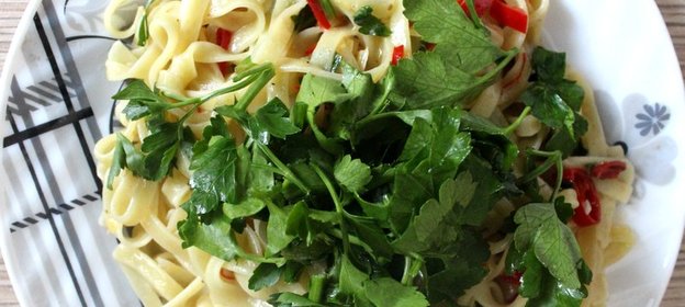 Паста с чесноком, чили и лимоном