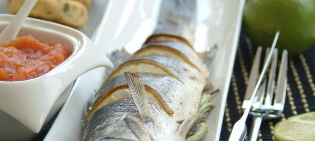 Лаймовый сибас с нутовыми оладьями и томатным конфитюром