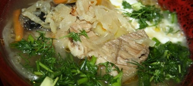 Суточные щи со свининой и сушеными грибами на квашеной капусте