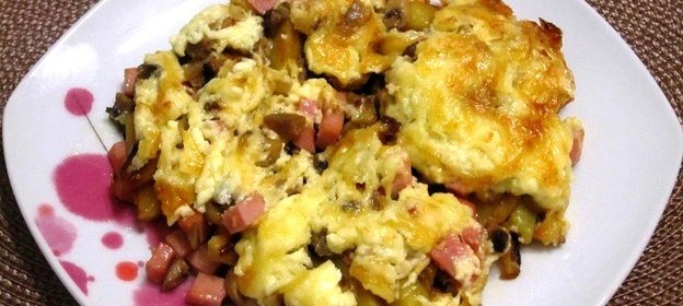 Запеканка с колбасой и грибами