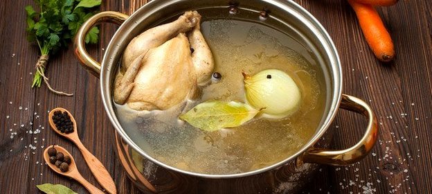 Домашняя курица в луково-яичном бульоне