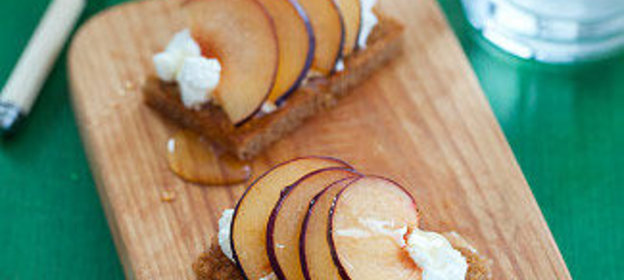 Тосты из черного хлеба с творогом и сливами