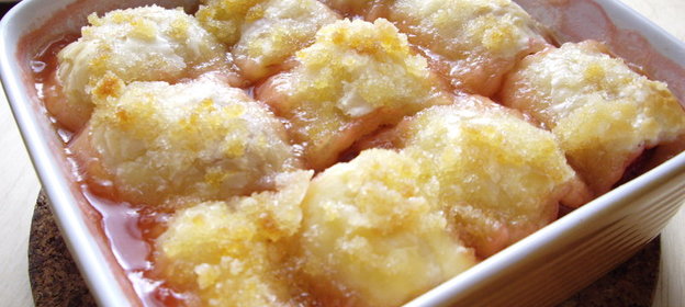 Влажные булочки-роллы с клубнично-банановой начинкой и соусом