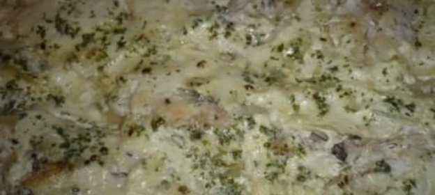 Рыбка морская под луковой шапкой в сырном соусе