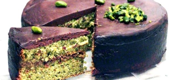Шоколадный торт с фисташками