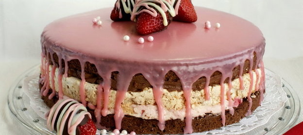 Шоколадно-клубничный торт с ореховым безе и конфетами из клубники Оленька