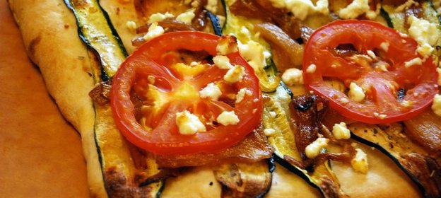 Пицца с помидорами и баклажанами