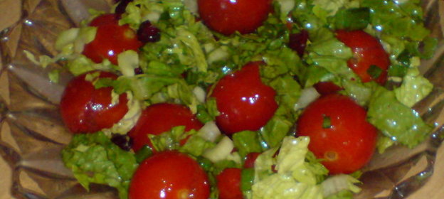 Салат с помидорками и сушеной клюквой