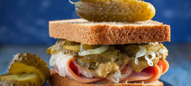 Канадский бутерброд из ржаного хлеба с ветчиной