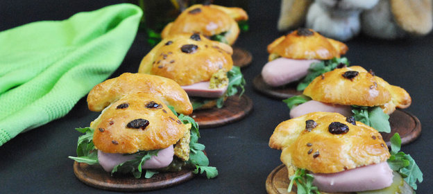 Сосиски «Кроха» в булочках с рукколой, маринованными огурчиками и французской горчицей. Тест-драйв с «Окраиной»