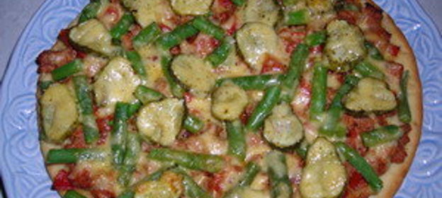 Пицца с зелёной фасолью и маринованым огурчиком