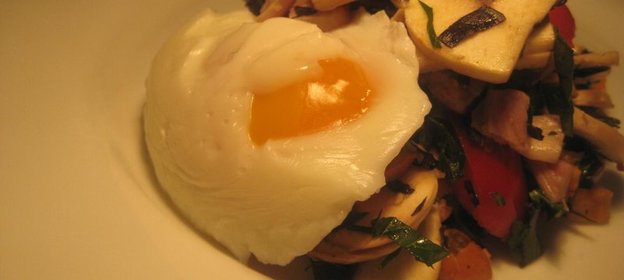 Салат из сырых шампиньонов, копченой курицы и яйцами-пашот