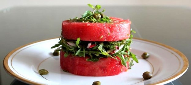 Салат из арбуза, рукколы и редиса