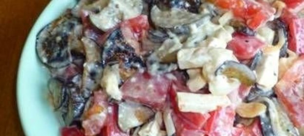 Салат из мяса курицы с картофелем и солеными огурцами